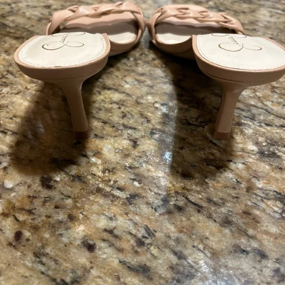 Jessica Simpson Women's Nude slip on kitten heel size 10 - Picture 2 of 7